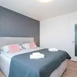 Danubius One - Spacious W Free Parking Apartament